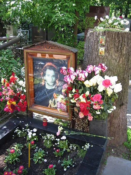 6 октября 1991 года перед выступлением на концерте в Ленинграде убит певец-патриот Игорь Владимирович Тальков.