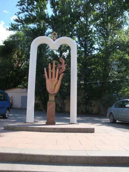 Странные памятники.