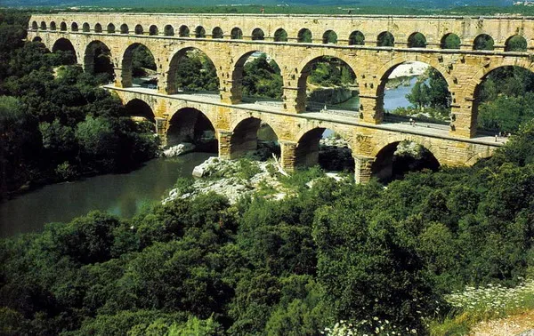 Кто построил «Римские» акведуки?