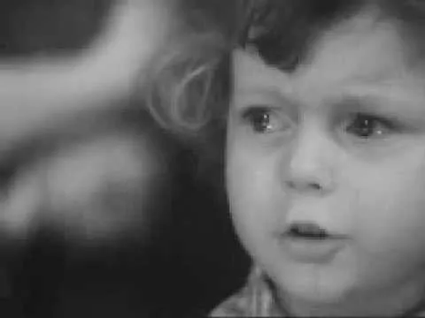 Малыш читает стихотворение Роберта Рождественского