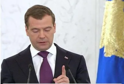 Медведев: за третьего ребенка надо давать землю под строительство дома.