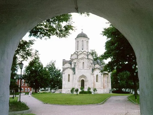 Патриарх разрешил открыть в Храме кабак...и тут же в тихую вывозят иконы из музея А.Рублёва.