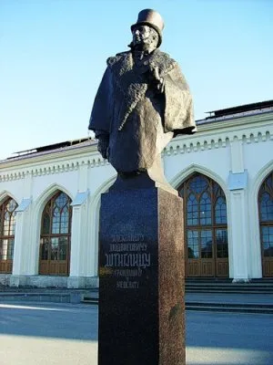 Кому у нас ставят Памятники? Кого нам предлагают в ГЕРОИ? Банкир Штиглиц.