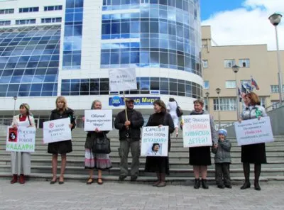 Генеральному консулу Франции в Екатеринбурге передали фото мертвых детей. В уральской столице прошел митинг против бомбардировок Ливии.