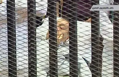 Народное шоу с Мубараком - бывший правитель в клетке