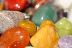 Человек и камень