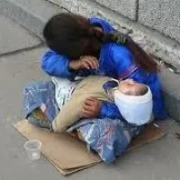 Почему спит ребенок у нищенки?