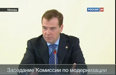 Медведев опробовал "электронный паспорт" россиянина и велел внедрять - с ИНоСтранным чипом.