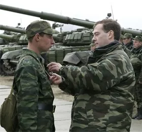 Армии обещают увеличить оплату в 2,5 раза. Отчего такие щедроты?