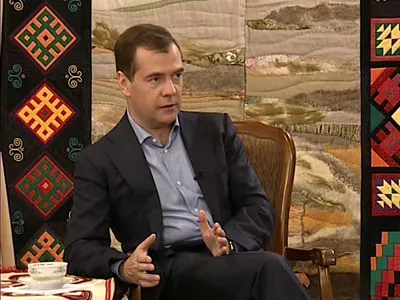 Медведев отменит декларирования расходов чиновниками