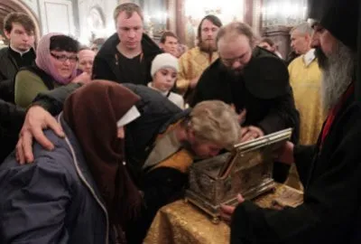 Очередь к Поясу Богородицы: откуда такая набожность?