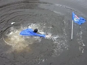 Агитатора «ПЖиВ» сбросили в реку (видео)
