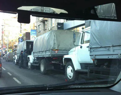 в центр Москвы стягиваются грузовики с военными и ОМОН (ФОТО) в центр Москвы стягиваются грузовики с военными и ОМОН (ФОТО)