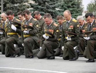 Сразу после выборов власть сократила зарплату офицеров в 2 раза...- ...забрали льготы и подняли зарплаты меньше, чем обещали. 16 декабря Сердюкова отправят в отставку