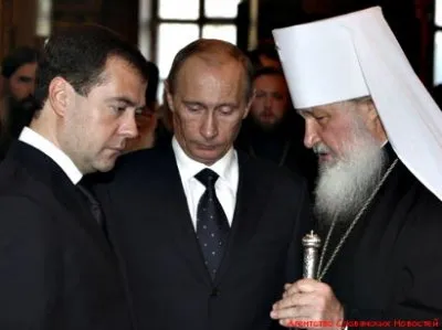 По КОМ Звонит Колокол...?