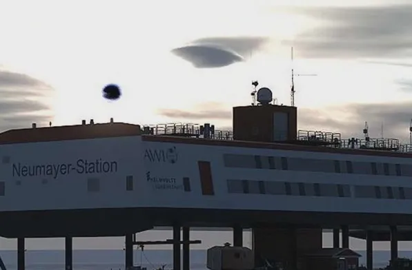 Гигантское НЛО над Антарктической станцией Neumayer Station III
