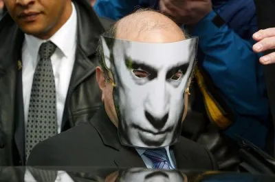 Эмигрировавший олигарх держит в руках судьбу Путина