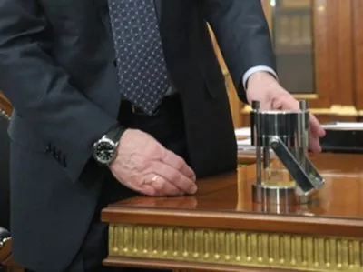 В Кремле камлают на антарктической воде и дольмене