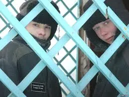 ЖИЗНЬ В ПОЛОСКУ, НЕБО В КЛЕТКУ . . .