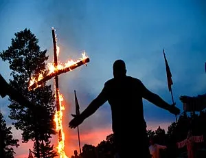 Великобритания объявила крест вне закона