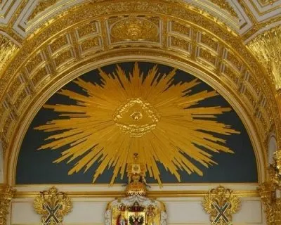 Они сплош и рядом повсюду.Знаки масонов и иллюминатов в Кремле и на улицах Москвы