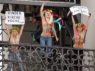 Полуголые девушки на колокольне Софийского собора