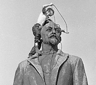 От краха режим отделяют миллиметры