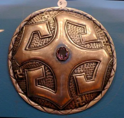 Литва знает свою историю: Свастика на щитах оправдана