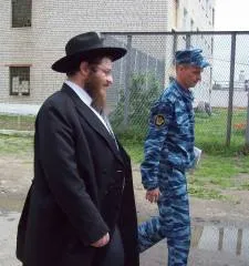 Офицер ВС России изъял у еврея Тору и демонстративно сжег её