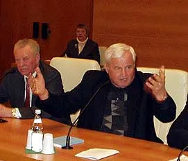 Нас разделяют наши враги