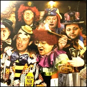 Огни рампы и марши миллионов