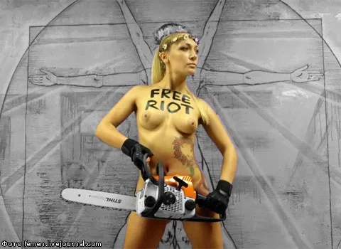 FEMEN спилили крест в Киеве в поддержку Pussy Riot