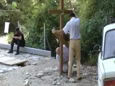 ПГМ и Крестоповал в Кудепсте. Строители срезают крест.