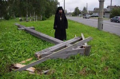 О поваленных крестах