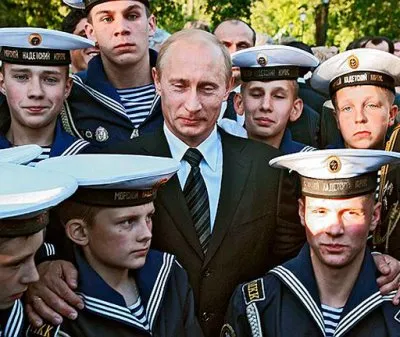 Кремлевский чикатило, президент России педофил!