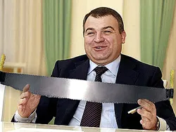 Армия после взрыва бомбы под названием «Сердюков» армия собирает выживших или Работа двуручной пилой