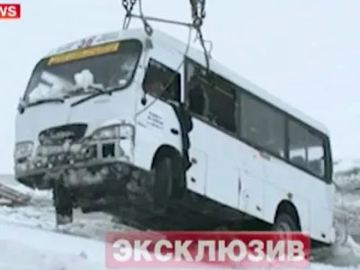 Осторожно, таджик за рулём! Маршрутка с пассажирами в Челябинске упала с моста и провалилась под лёд.