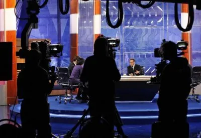 Медведев назвал «козлами» следователей, устроивших ранний обыск у режиссера фильма об оппозиции.