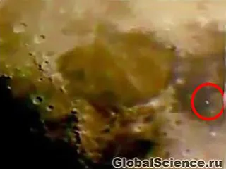 Над лунной поверхностью "засекли" НЛО (ВИДЕО)