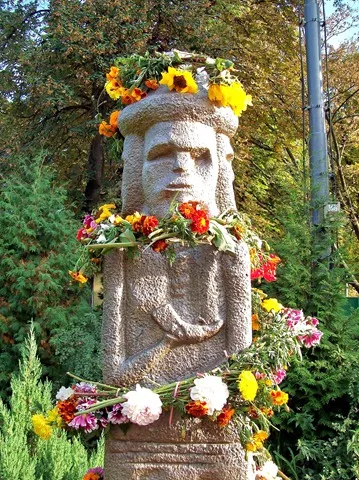 22 февраля 2013г. в Киеве разрушен кумир Световида - вандалы откололи у идола голову