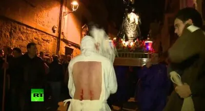 "Святой" четверг - Папа Римский целует ноги негру. Страстная пятница - христиане занимаются самобичеванием.