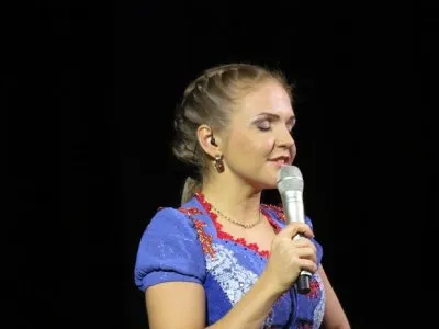 Девушка в красных сапожках и расшитом сарафане