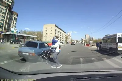 Среднеазиат чуть не сбил семейную пару с ребёнком