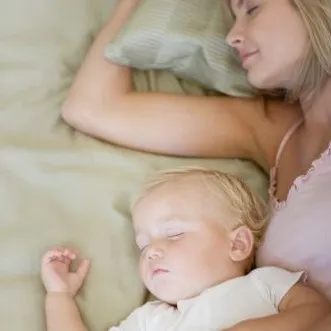 Умершие во сне: устрашающая статистика против базовых потребностей матери и ребёнка