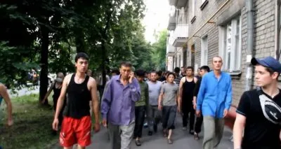 Толпа мигрантов в Москве устроила конфликт и пыталась избить представителей общественного движения