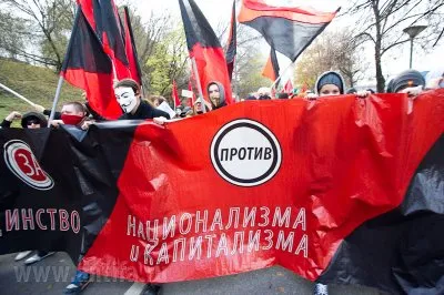 Скинхеды разворовали Россию.