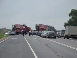 Рабочие в знак протеста перекрыли трассу в Рязанской области