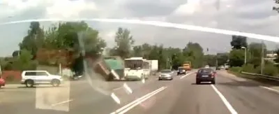 Армянин на грузовике врезался в пассажирский автобус в новой Москве