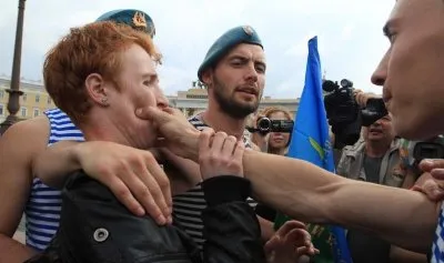 ОМОНовцам удалось защитить гомосексуалиста от десантников / Обновлено 2