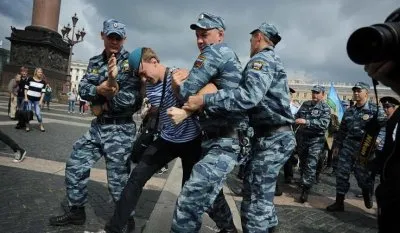 ОМОНовцам удалось защитить гомосексуалиста от десантников / Обновлено 2